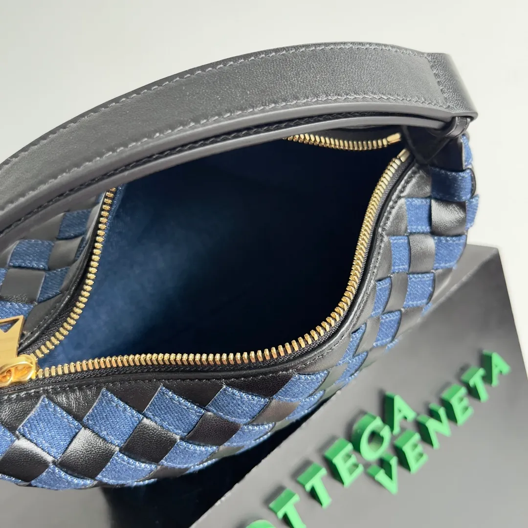 Batch 1560 Different colors collide with different sparks, different materials collide with layers and designs, BOTTEGA VENETA wallace is on the list of retro denim series, the stiffness of denim is matched with soft leather, fashion has no standards, innovation is progress, retro denim, a combination of classics and personality, casual, lazy and unique, the large capacity is too friendly for summer, freeing hands in sultry weather is people's biggest need Style number: 796393 Size: 22*13*9cm